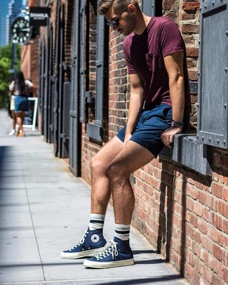 White and Navy Horizontal Striped Socks Outfits For Men: 