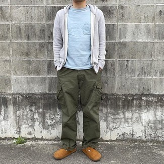 Olive Cargo Pants Outfits: A grey hoodie and olive cargo pants are a nice combination to take you throughout the day and into the night. Finishing off with brown suede loafers is the most effective way to give a dash of polish to your ensemble.