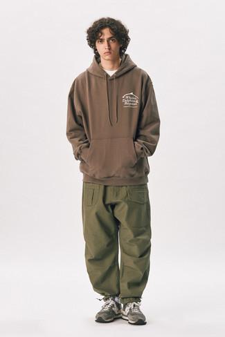 121 Relaxed Outfits For Men: This off-duty combination of a brown print hoodie and olive cargo pants is very easy to put together without a second thought, helping you look awesome and ready for anything without spending a ton of time searching through your wardrobe. For times when this look appears too fancy, dress it down by wearing dark brown athletic shoes.