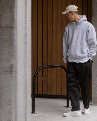 Grey Low Top Sneakers Outfits For Men: This pairing of a grey hoodie and black chinos is hard proof that a safe casual outfit can still be really interesting. This outfit is rounded off perfectly with a pair of grey low top sneakers.