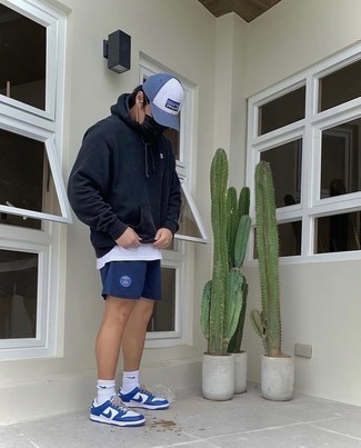 Navy Sports Shorts Outfits For Men: A black hoodie and navy sports shorts paired together are a perfect match. Put a different spin on this outfit by finishing off with a pair of white and navy leather low top sneakers.