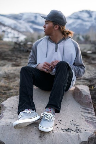 Grey Print Socks Outfits For Men: Solid proof that a grey hoodie and grey print socks look awesome when paired together in a modern casual ensemble. Add a pair of grey canvas low top sneakers to the equation to avoid looking too casual.