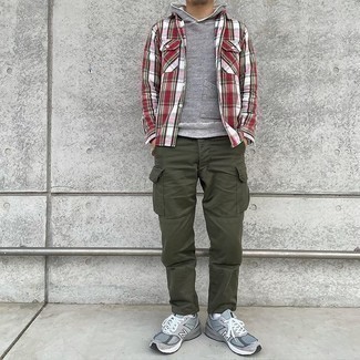 Cargo Pants Outfits: Definitive proof that a grey hoodie and cargo pants look amazing when you pair them together in a relaxed outfit. Here's how to dial it down: grey athletic shoes.
