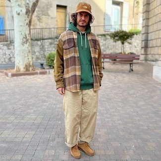 Brown Baseball Cap Outfits For Men: Consider teaming a dark green hoodie with a brown baseball cap for an easy-to-create outfit. Put a different spin on this outfit by slipping into tan suede desert boots.