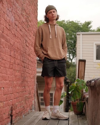 Brown Beanie Outfits For Men: We say a resounding yes to this street style combination of a tan hoodie and a brown beanie! Finishing with beige athletic shoes is an effortless way to introduce some extra flair to this outfit.