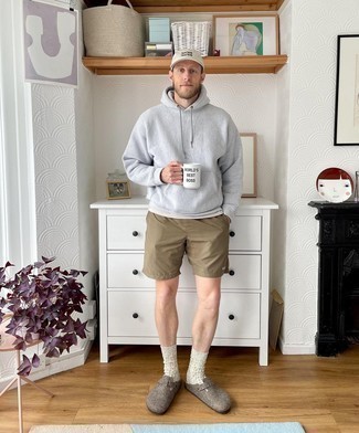 Tobacco Shorts Outfits For Men: A grey hoodie and tobacco shorts are the kind of a tested off-duty getup that you need when you have no time to pull together a look. For something more on the sophisticated side to finish off this outfit, finish off with a pair of grey canvas loafers.