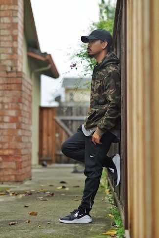 Dark Green Camouflage Hoodie Outfits For Men: For a casual outfit, make a dark green camouflage hoodie and black sweatpants your outfit choice — these two items work beautifully together. If you're clueless about how to finish off, complement this look with a pair of black and white athletic shoes.
