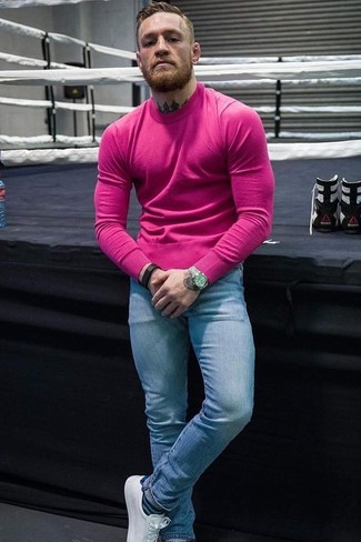 For dapper menswear style without the need to sacrifice on practicality, we turn to this combo of a hot pink crew-neck sweater and light blue skinny jeans. A cool pair of white leather low top sneakers ties this ensemble together.