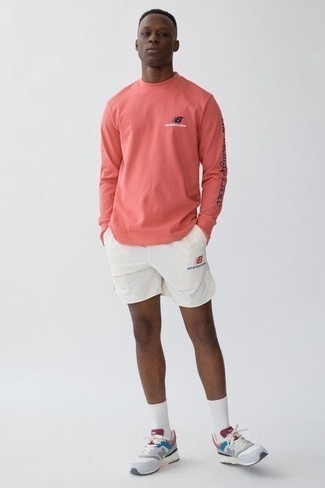 White Sports Shorts Outfits For Men: Why not try pairing a hot pink long sleeve t-shirt with white sports shorts? These two items are super practical and will look great paired together. A pair of grey athletic shoes finishes this getup very well.