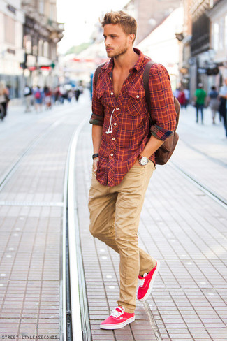 Hot Pink Low Top Sneakers Outfits For Men: 