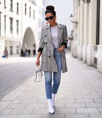 White Ankle Boots with Crew-neck T-shirt Outfits: 