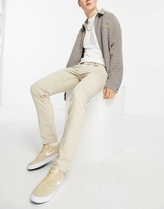 Beige Jeans with Low Top Sneakers Outfits For Men In Their 20s: 