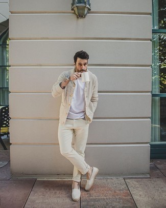 Beige Jeans Outfits For Men After 40: 