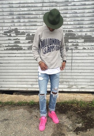 Grey Print Sweatshirt with Hot Pink Low Top Sneakers Outfits For Men: 