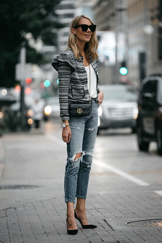 Blue Ripped Jeans Outfits For Women: 