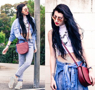 Light Blue Acid Wash Jeans Outfits For Women: 