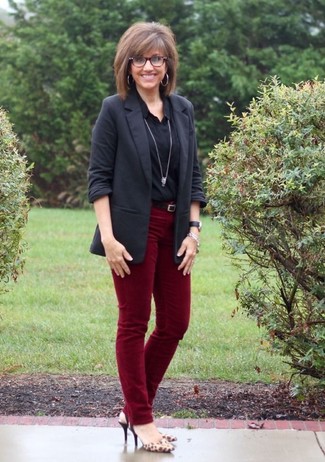 Burgundy Jeans Outfits For Women: 