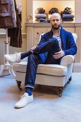 Light Blue Dress Shirt with White Leather Low Top Sneakers Outfits For Men: 