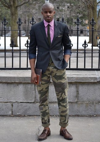 Olive Camouflage Jeans Outfits For Men: 