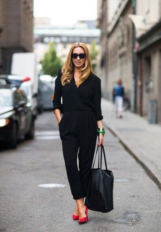 Opt for a black jumpsuit to put together a totaly chic and current off-duty ensemble. Balance this outfit with a classier kind of shoes, such as these red suede pumps.