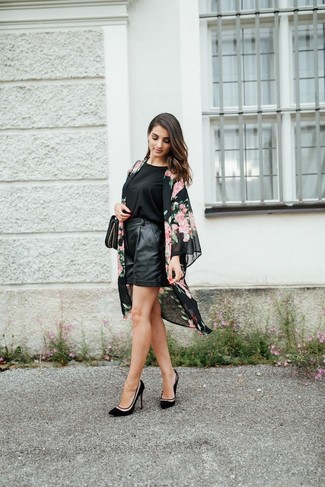 Black and White Floral Kimono Outfits: Why not make a black and white floral kimono and black leather shorts your outfit choice? As well as totally functional, these items look incredible worn together. Get a little creative when it comes to footwear and polish off this getup by rounding off with black suede pumps.