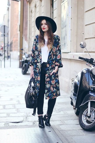 Blue Floral Kimono Outfits: Why not go for a blue floral kimono and black skinny jeans? These pieces are super practical and look incredible when combined together. And if you want to immediately step up this outfit with footwear, why not introduce black cutout leather ankle boots to this look?