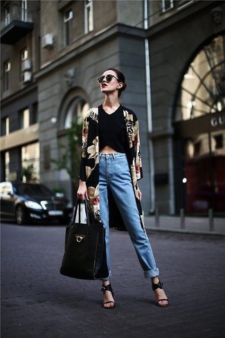Black and White Floral Kimono Outfits: This casual pairing of a black and white floral kimono and light blue jeans is very easy to put together without a second thought, helping you look cute and ready for anything without spending a ton of time digging through your wardrobe. Spice up your getup by slipping into a pair of black leather heeled sandals.