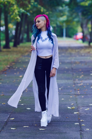 White Leather Ankle Boots Outfits: Extremely stylish and practical, this combo of a white kimono and black leggings delivers excellent styling possibilities. You could perhaps get a bit experimental with shoes and introduce a pair of white leather ankle boots to your look.