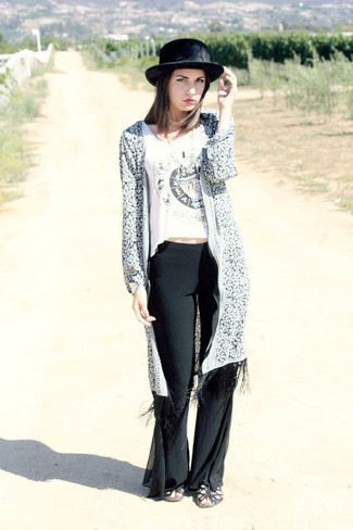 Black Hat Outfits For Women: A white and black fringe kimono and a black hat make for the ultimate cool-girl's casual style. This outfit is finished off perfectly with a pair of black leather gladiator sandals.