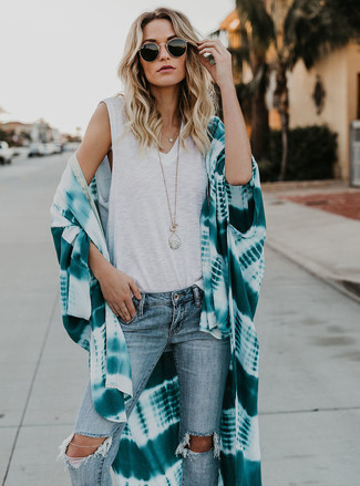 White Pendant Outfits: For something on the cool and laid-back end, test drive this combination of a teal tie-dye kimono and a white pendant.