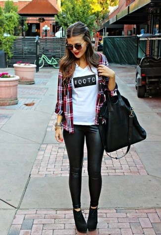 White and Black Print V-neck T-shirt Outfits For Women: 