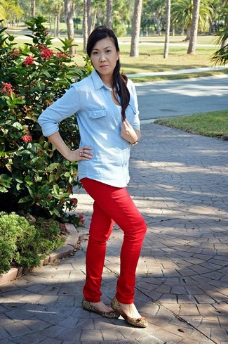 Red Jeans Outfits For Women: If you love classic combos, then you'll love this combo of a light blue denim button down blouse and red jeans. Feeling brave? Change things up a bit by wearing tan leopard leather ballerina shoes.
