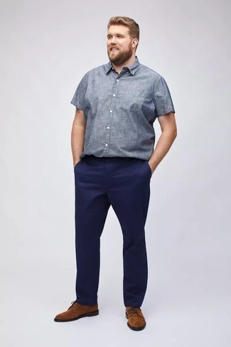 Light Blue Chambray Short Sleeve Shirt Outfits For Men: Consider teaming a light blue chambray short sleeve shirt with navy chinos for both on-trend and easy-to-achieve outfit. Feeling experimental today? Switch up this look by wearing a pair of tobacco suede derby shoes.