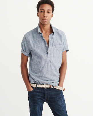 Light Blue Chambray Short Sleeve Shirt Outfits For Men: Rock a light blue chambray short sleeve shirt with navy jeans for comfort dressing with a twist.