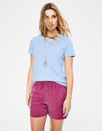 Light Blue Crew-neck T-shirt Outfits For Women: This relaxed casual combo of a light blue crew-neck t-shirt and purple shorts can only be described as strikingly chic.