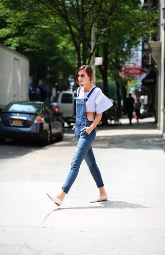 Light Blue Cropped Top Outfits: This off-duty combination of a light blue cropped top and blue denim overalls is super easy to pull together in seconds time, helping you look awesome and ready for anything without spending too much time going through your wardrobe. For something more on the sophisticated end to complement your ensemble, complement your outfit with white leather loafers.