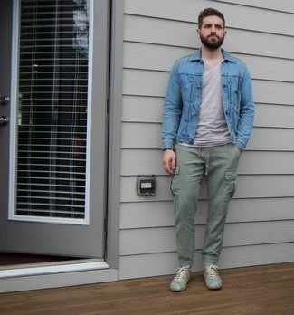 Grey Leather Low Top Sneakers Outfits For Men: Combining a light blue denim jacket with mint cargo pants is an on-point idea for a casual yet on-trend ensemble. When in doubt about what to wear in the footwear department, introduce a pair of grey leather low top sneakers to this ensemble.