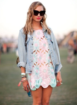 Pink Floral Casual Dress Outfits: Marrying a pink floral casual dress with a light blue denim jacket is an awesome pick for a casual outfit.