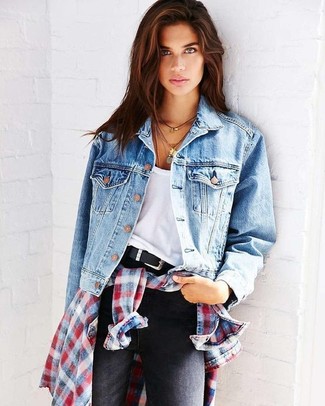 White and Red and Navy Plaid Dress Shirt Outfits For Women: A white and red and navy plaid dress shirt and black skinny jeans are solid players in any modern girl's closet.