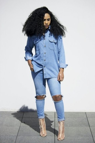 Light Blue Skinny Jeans Outfits: This combination of a light blue denim shirt and light blue skinny jeans is an interesting balance between relaxed casual and flirty. For something more on the smart side to round off your getup, complete this outfit with a pair of tan mesh ankle boots.