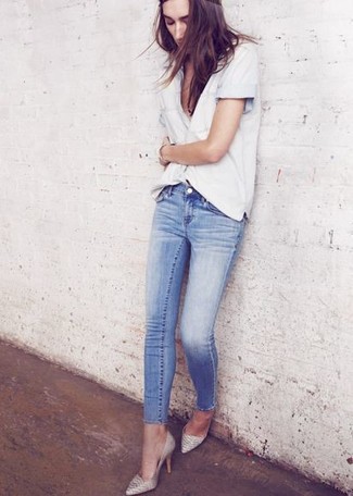 Silver Leather Pumps Outfits: A light blue denim shirt and light blue skinny jeans are the kind of a foolproof casual outfit that you so awfully need when you have zero time to put together a look. Finishing with a pair of silver leather pumps is a guaranteed way to bring a little depth to your look.
