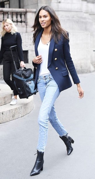 Light Blue Jeans with Crew-neck T-shirt Outfits For Women: 