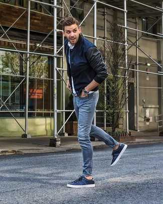 Navy Low Top Sneakers Outfits For Men: 