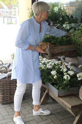 Chinos Outfits For Women: If you prefer a more relaxed approach to dressing up, why not opt for a light blue linen tunic and chinos? Got bored with this ensemble? Let a pair of white leather low top sneakers switch things up.