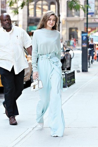 This casual pairing of a light blue oversized sweater and light blue wide leg pants is super easy to throw together without a second thought, helping you look beyond chic and prepared for anything without spending too much time combing through your wardrobe. And if you need to effortlesslly level up your ensemble with shoes, why not complete your look with a pair of white leather pumps?
