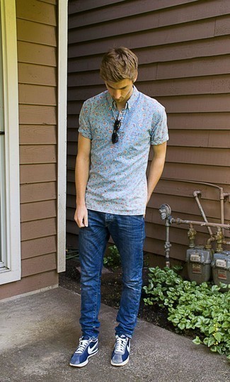 Navy Sneakers with Blue Jeans Relaxed Summer Outfits For Men In Their 20s  (9 ideas & outfits) | Lookastic