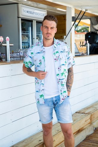 Aquamarine Print Short Sleeve Shirt Outfits For Men: An aquamarine print short sleeve shirt and light blue denim shorts are amazing menswear staples that will integrate nicely within your day-to-day casual repertoire.