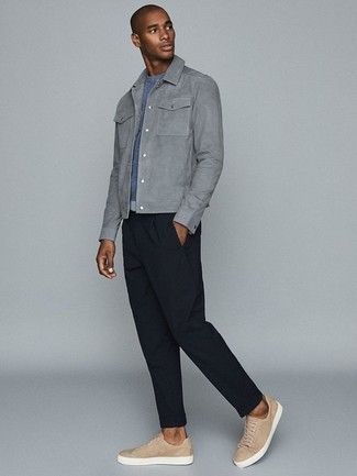 Light Blue Suede Shirt Jacket Outfits For Men: This pairing of a light blue suede shirt jacket and navy chinos crosses the divide between formal and laid-back. For a more laid-back vibe, complete your outfit with beige suede low top sneakers.