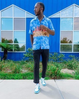 White and Blue Leather Low Top Sneakers Outfits For Men: A light blue tie-dye short sleeve shirt and black chinos are essential in any modern gent's great casual closet. Consider a pair of white and blue leather low top sneakers as the glue that pulls this look together.