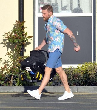 This combo of a light blue floral short sleeve shirt and blue shorts will hallmark your expertise in menswear styling even on off-duty days. White leather low top sneakers are the ideal companion to this outfit.